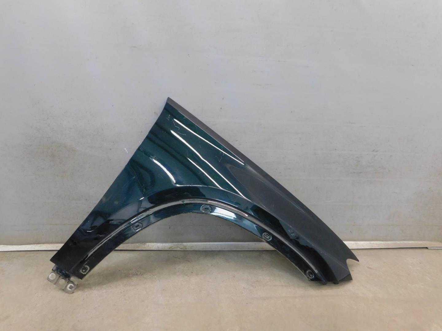 Крыло переднее правое