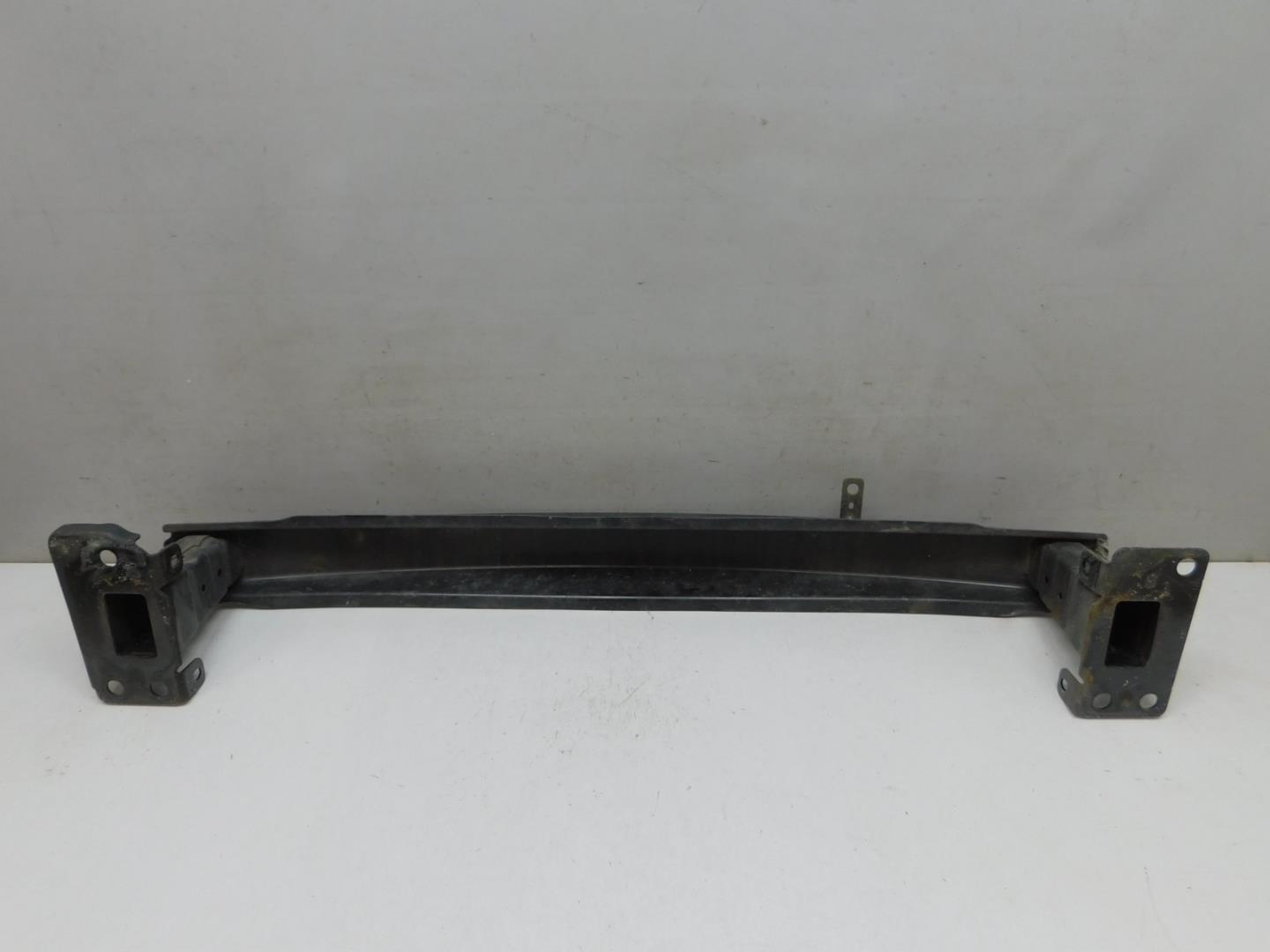 Усилитель переднего бампера