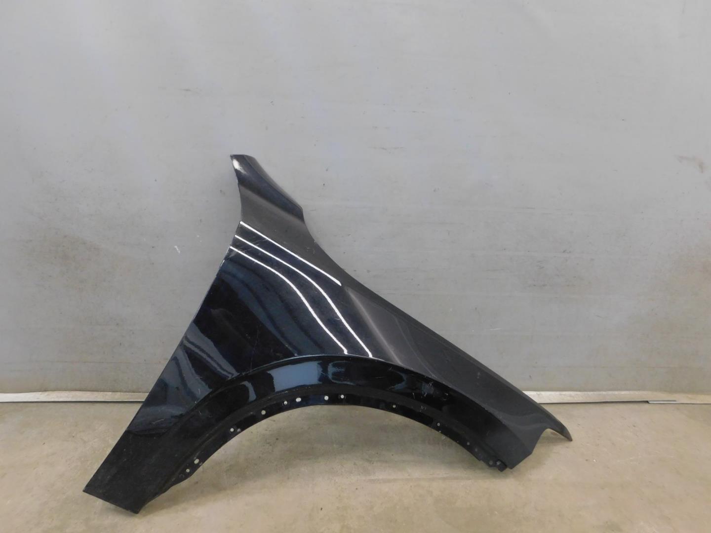 Крыло переднее правое