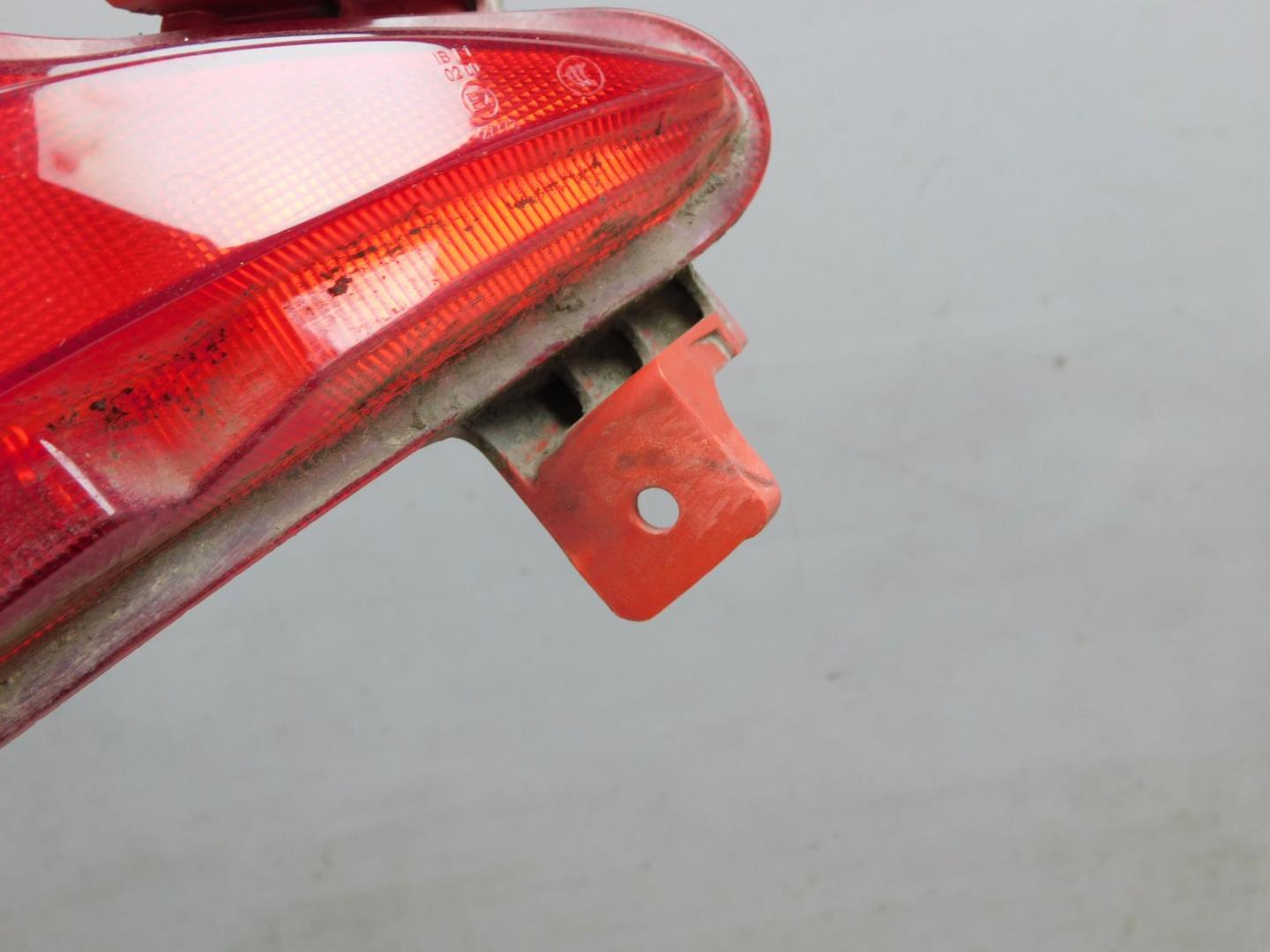 Фонарь задний в бампер правый