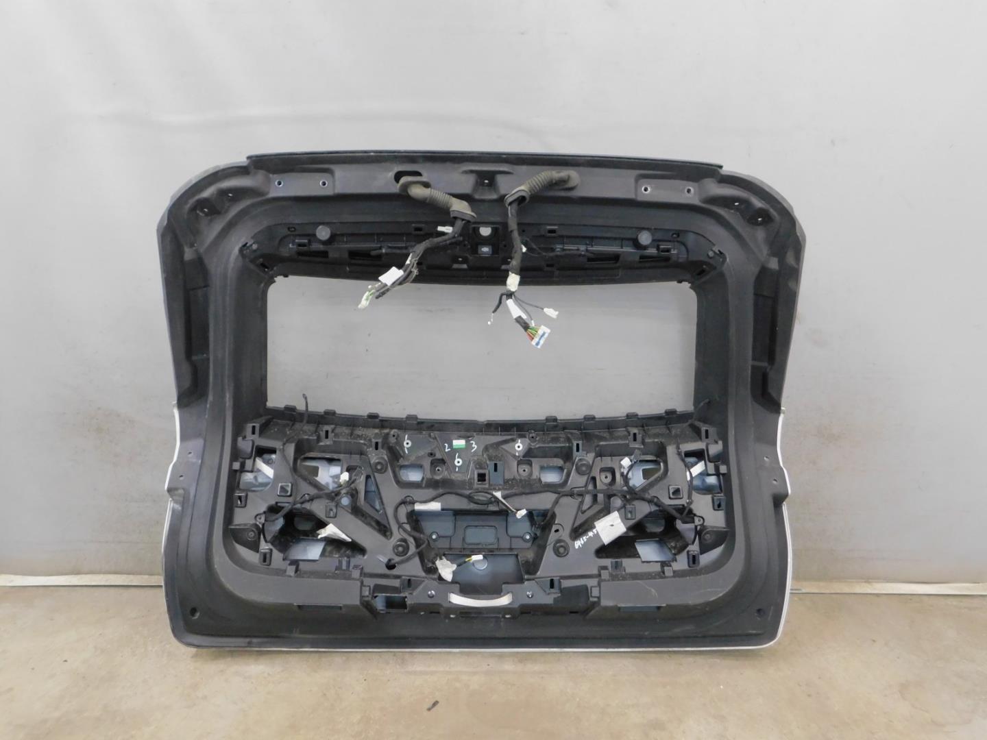 Дверь багажника