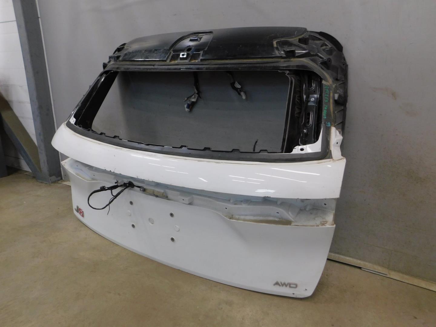 Дверь багажника