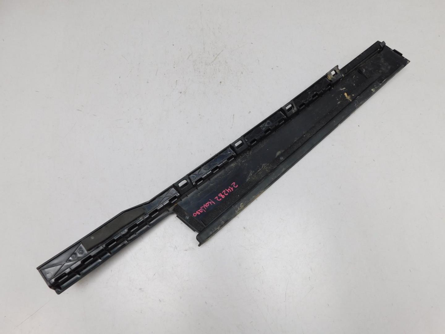 Накладка двери передней правой