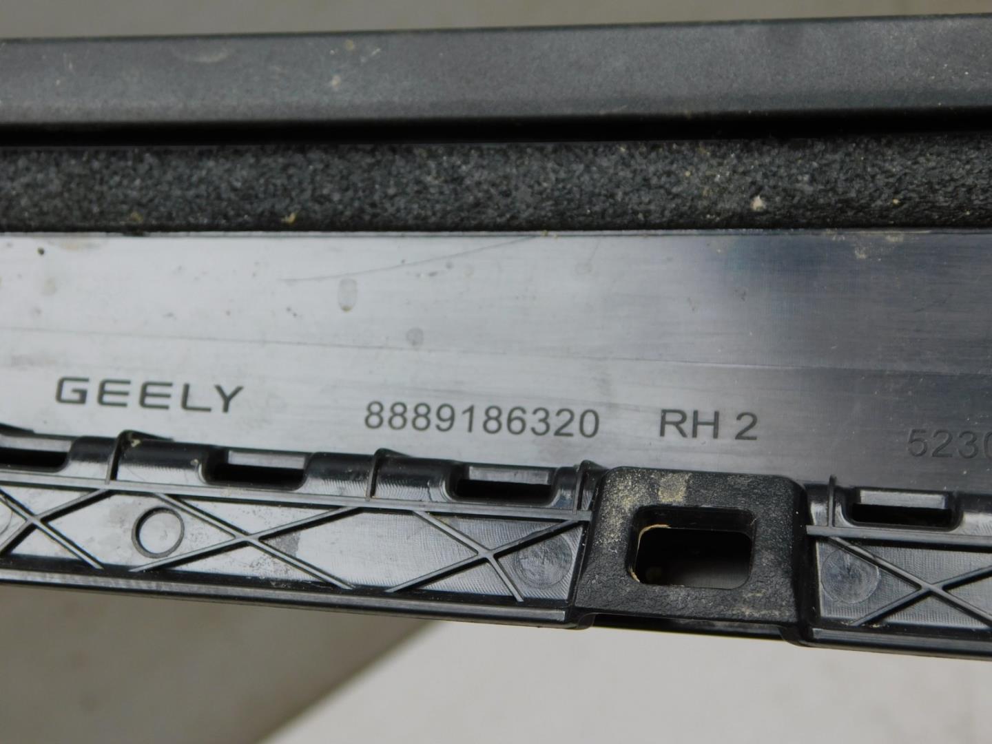 Накладка двери передней правой