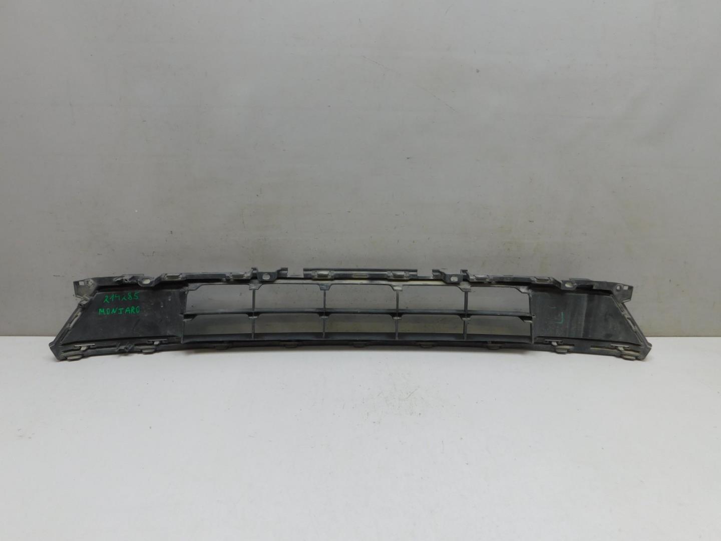 Решетка в бампер центральная