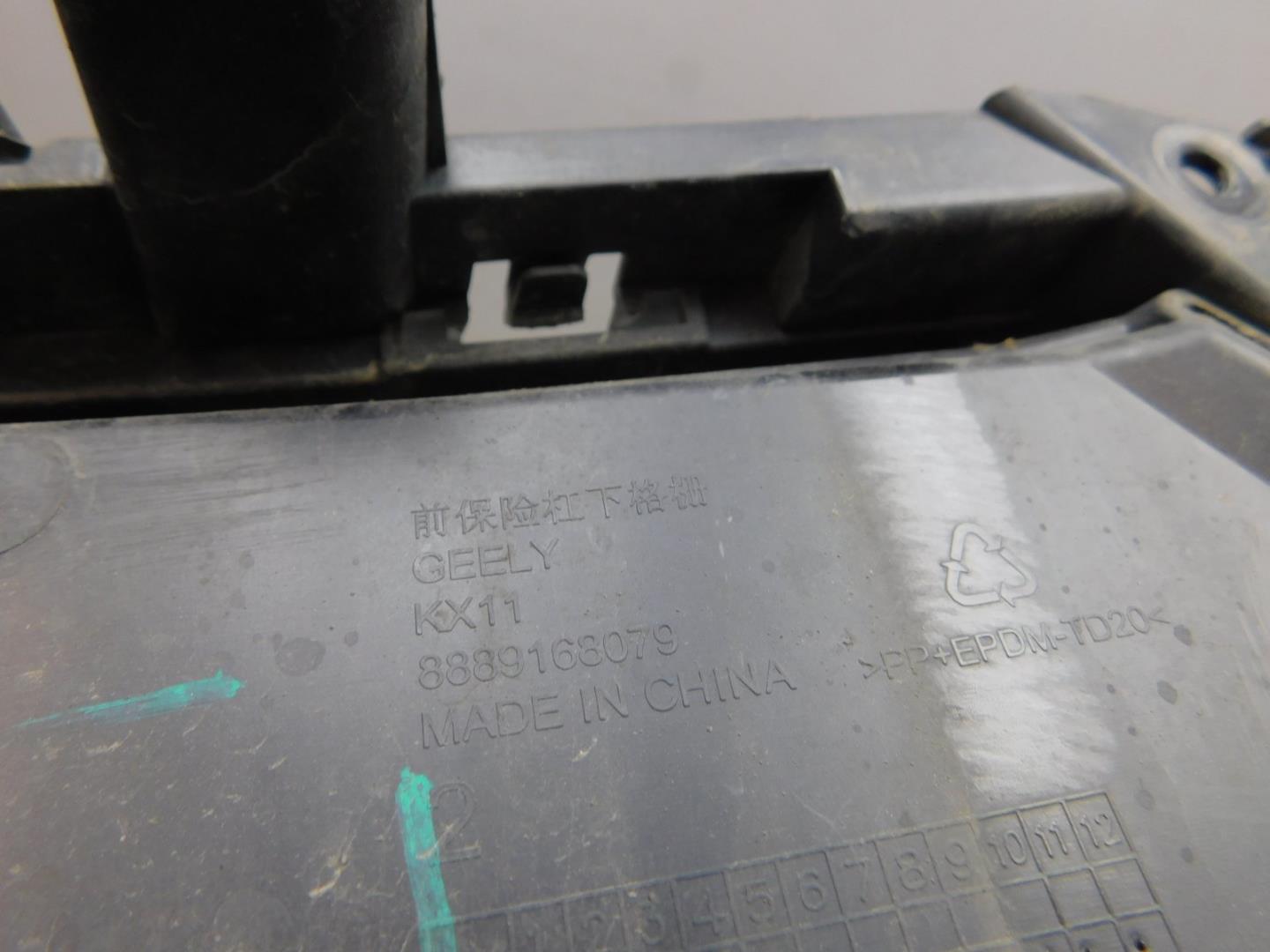 Решетка в бампер центральная