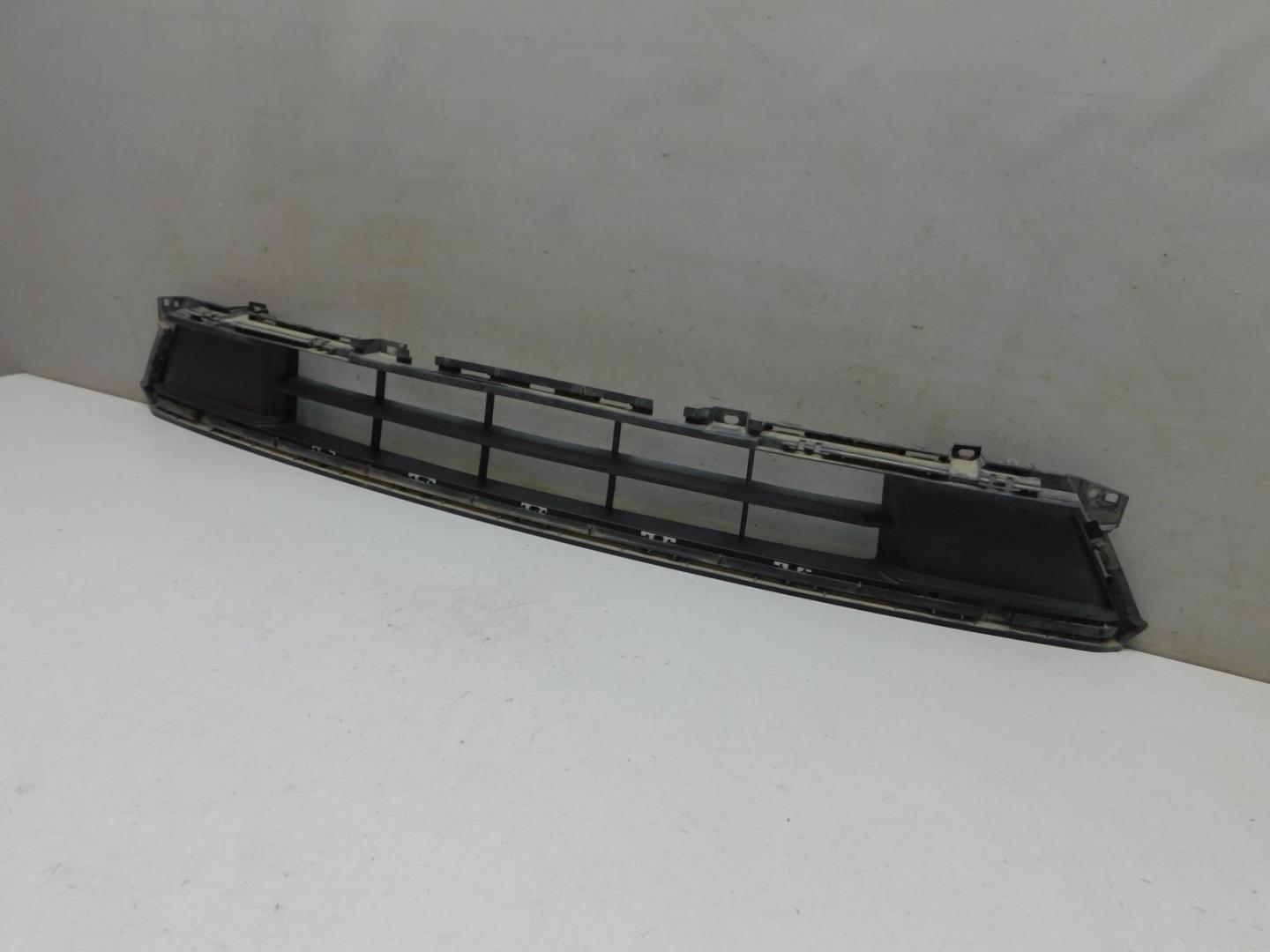 Решетка в бампер центральная