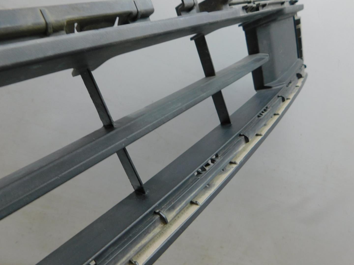 Решетка в бампер центральная