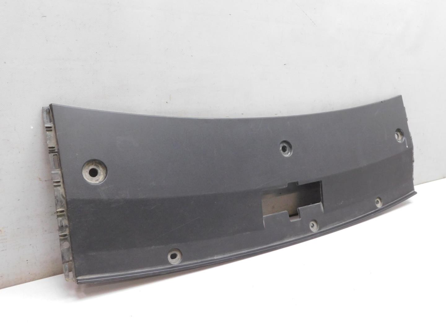 Кожух замка капота