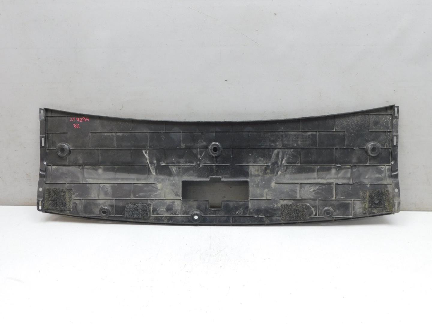 Кожух замка капота