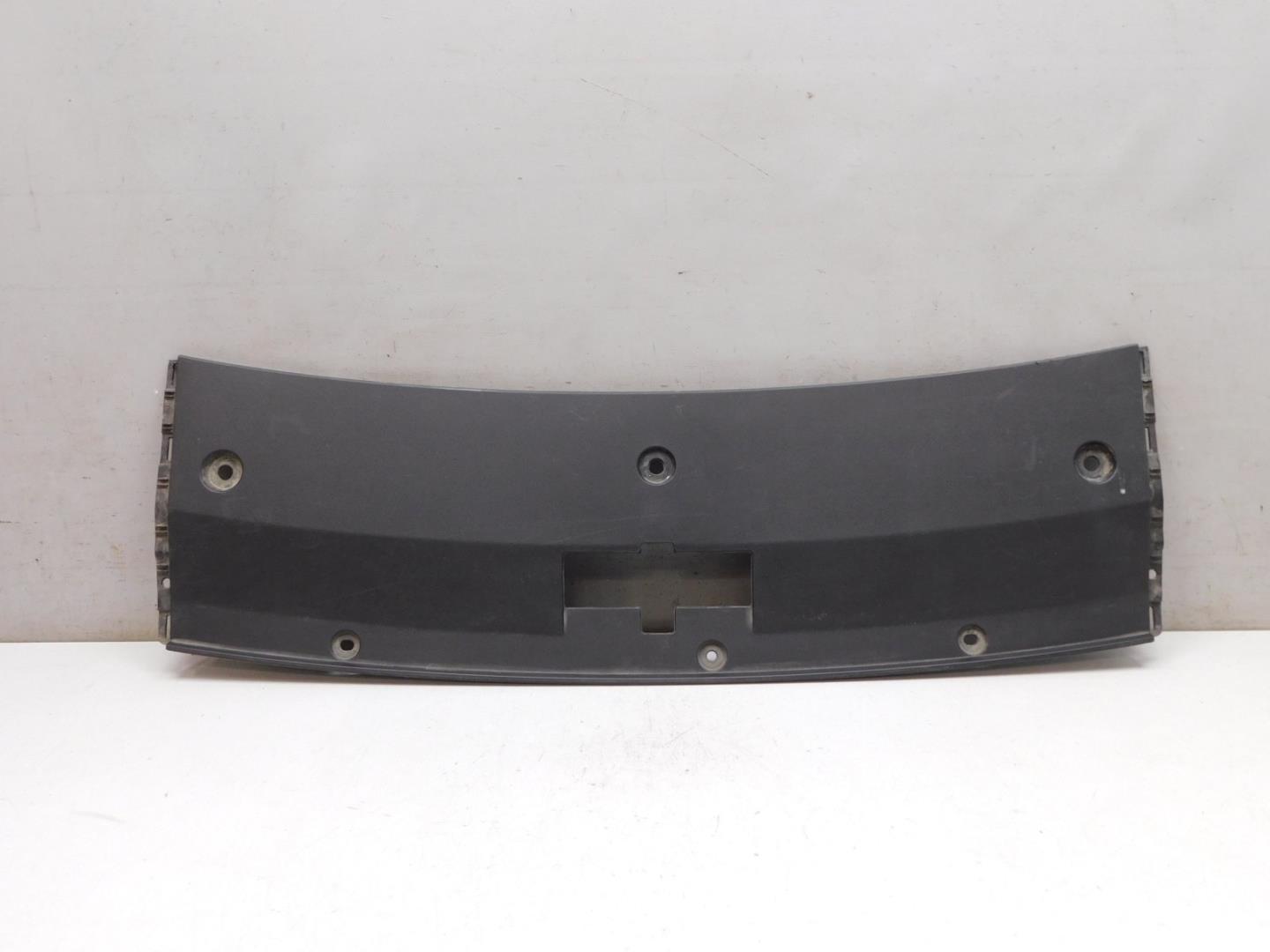 Кожух замка капота