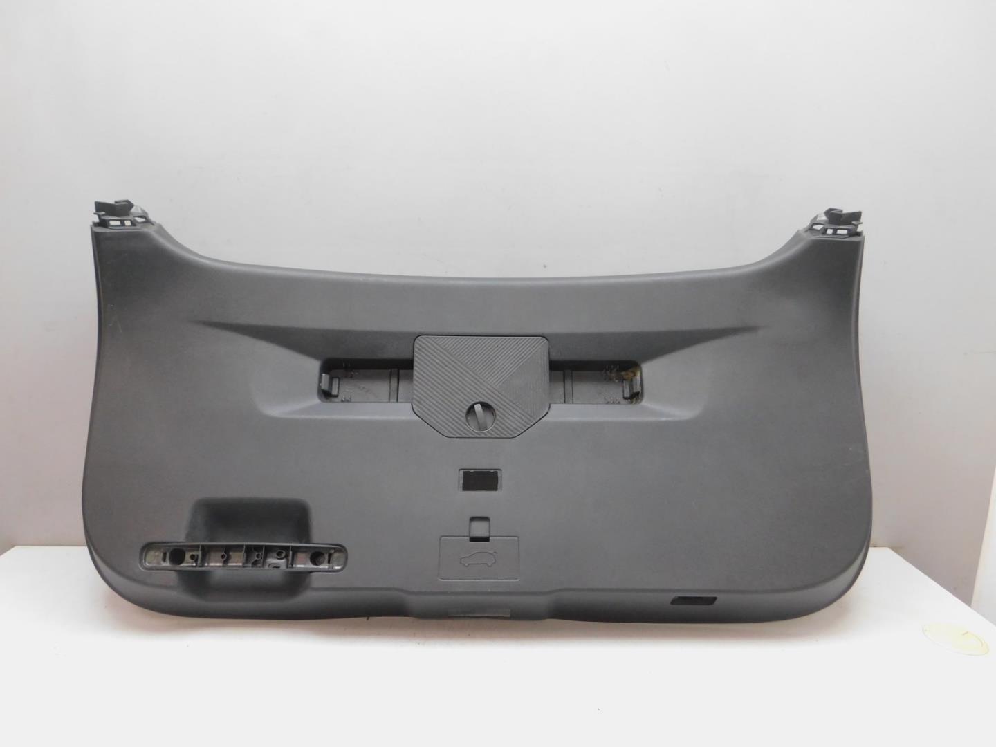 Обшивка двери багажника