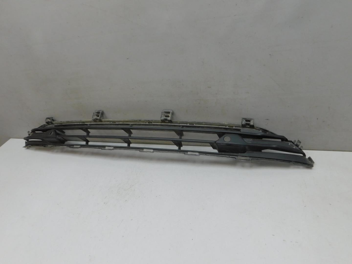 Решетка в бампер центральная