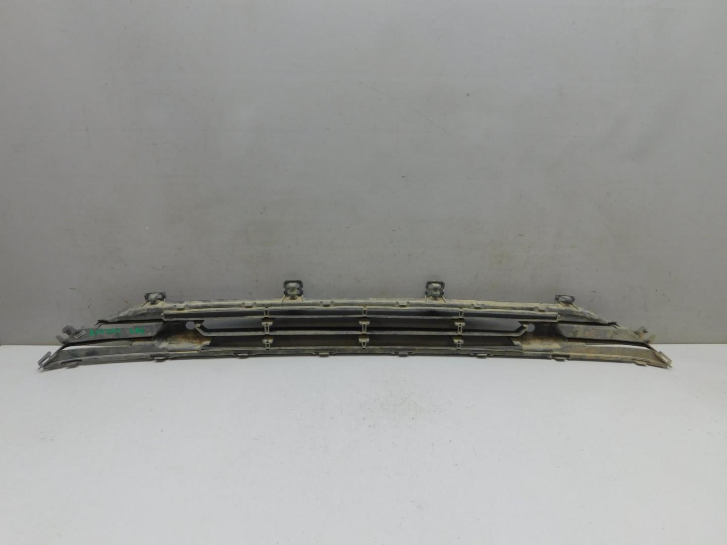 Решетка в бампер центральная