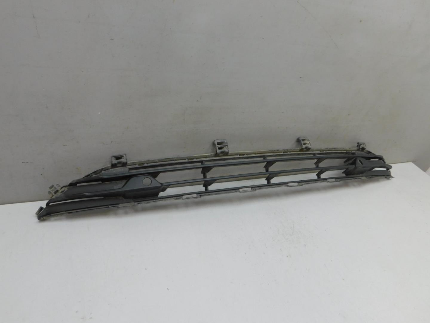 Решетка в бампер центральная