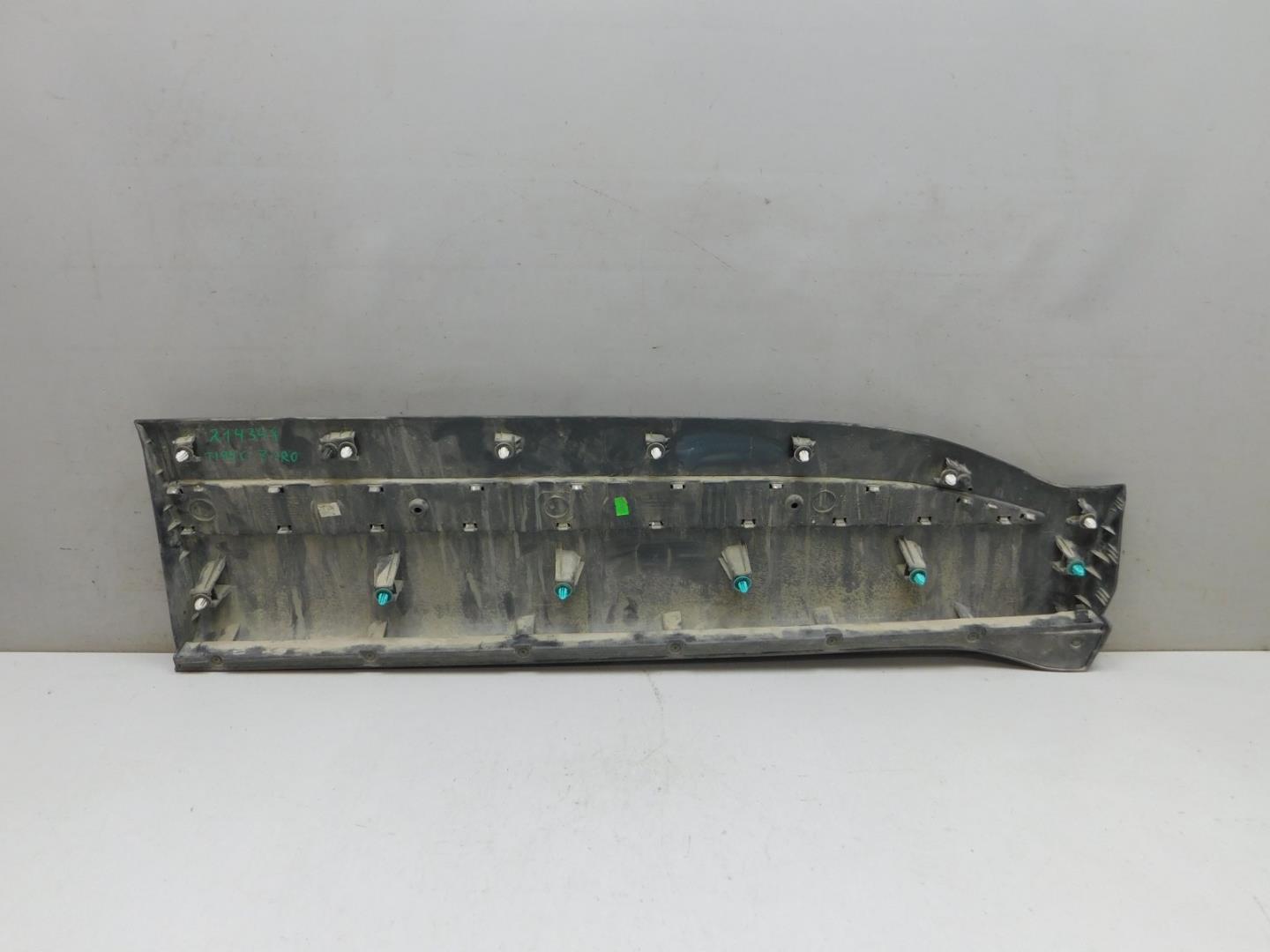 Накладка двери передней левой