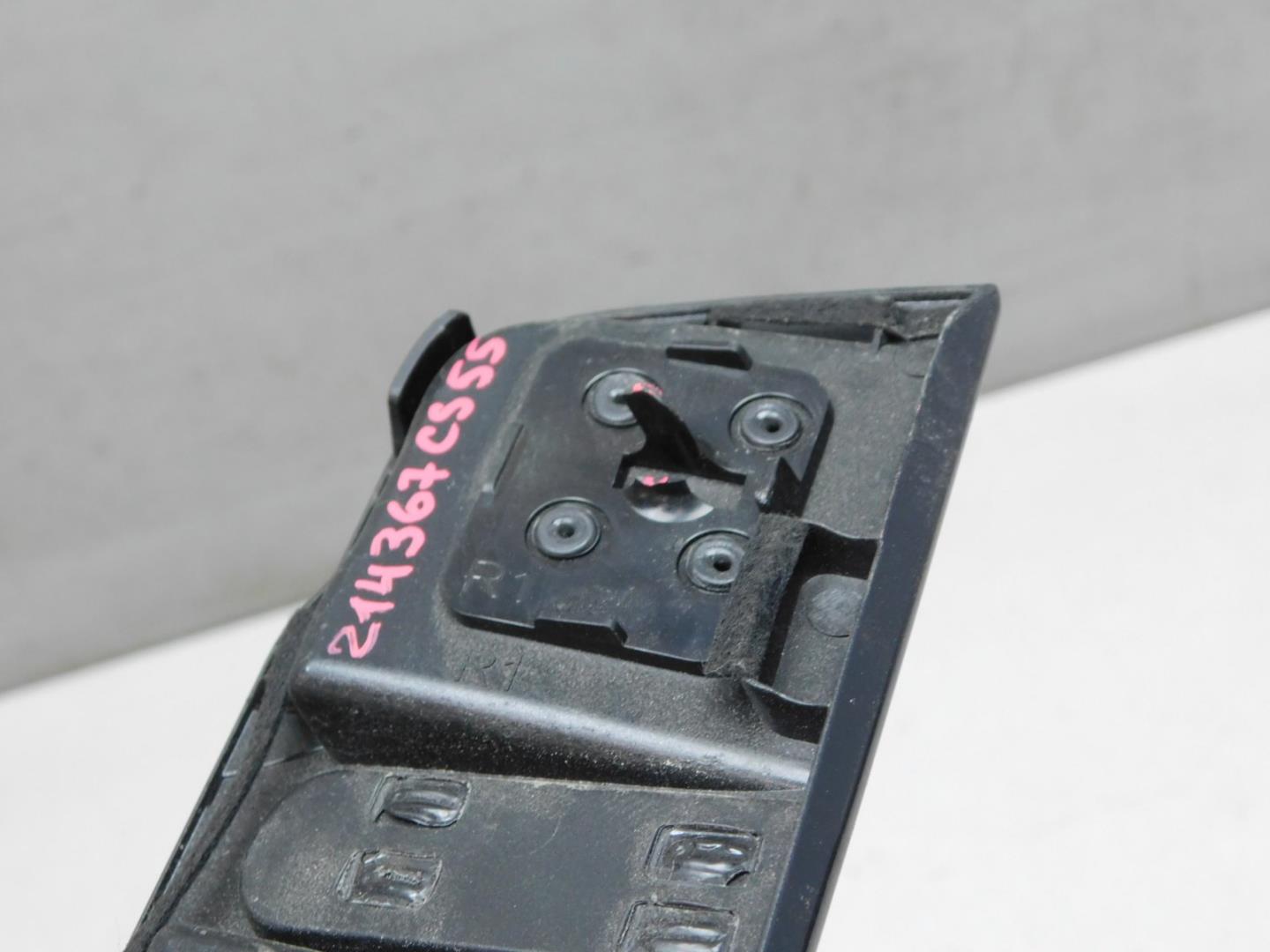 Накладка переднего крыла правого