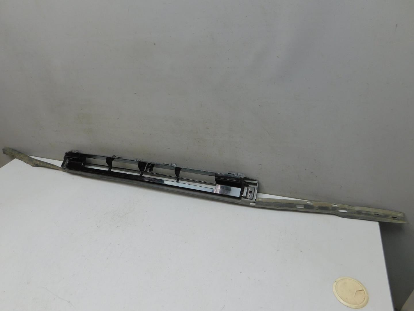 Решетка в бампер центральная