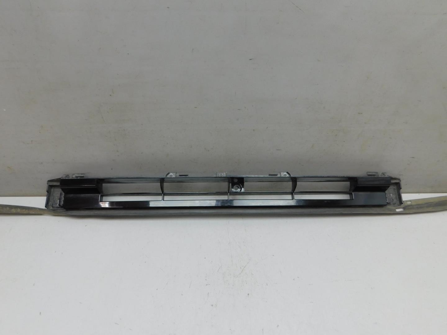 Решетка в бампер центральная