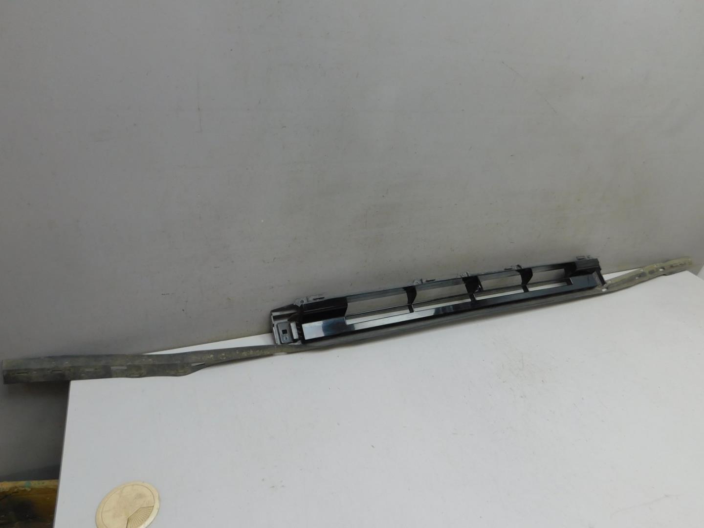 Решетка в бампер центральная