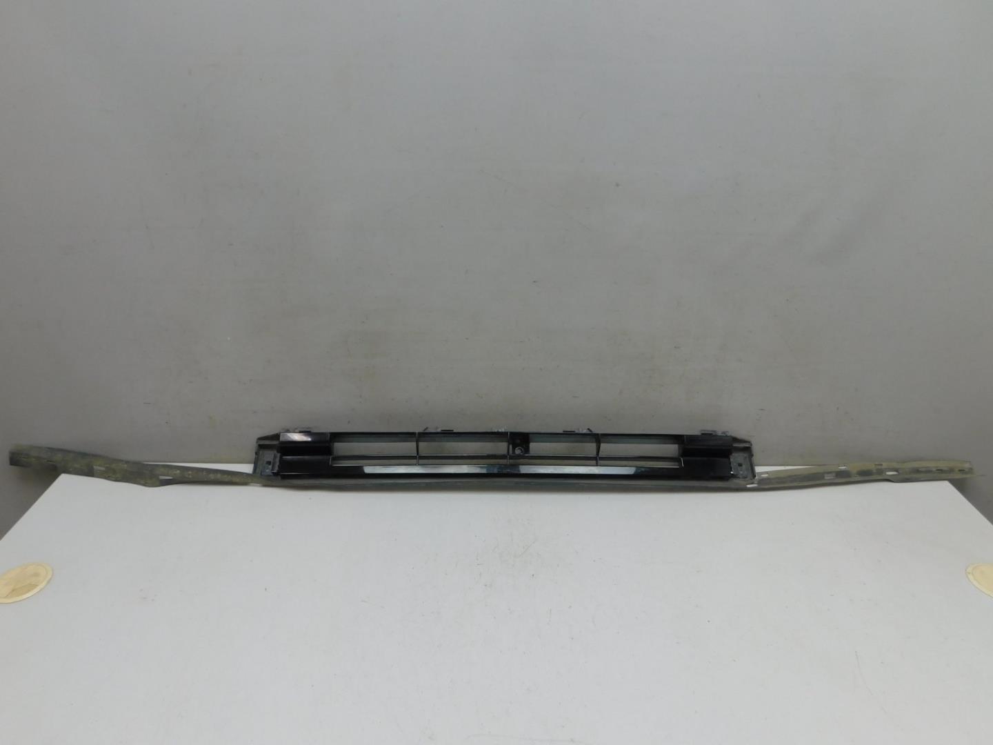 Решетка в бампер центральная