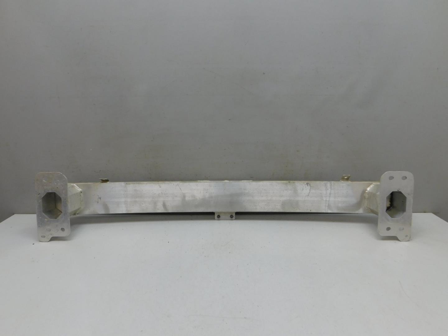 Усилитель переднего бампера