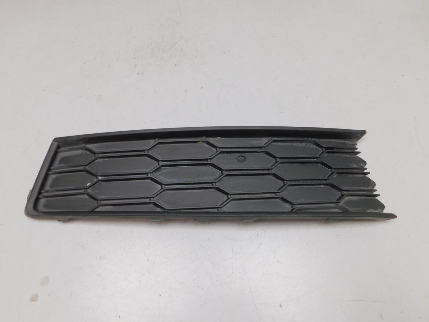 Решетка в бампер правая