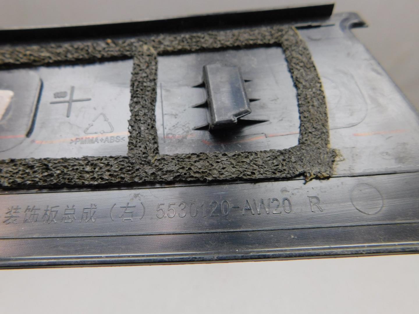 Накладка двери передней правой