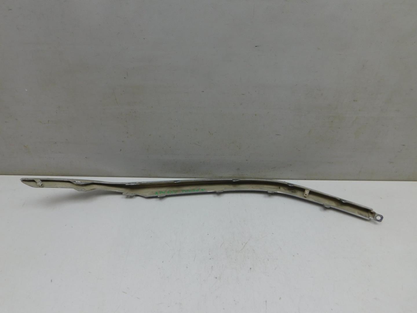 Молдинг переднего бампера