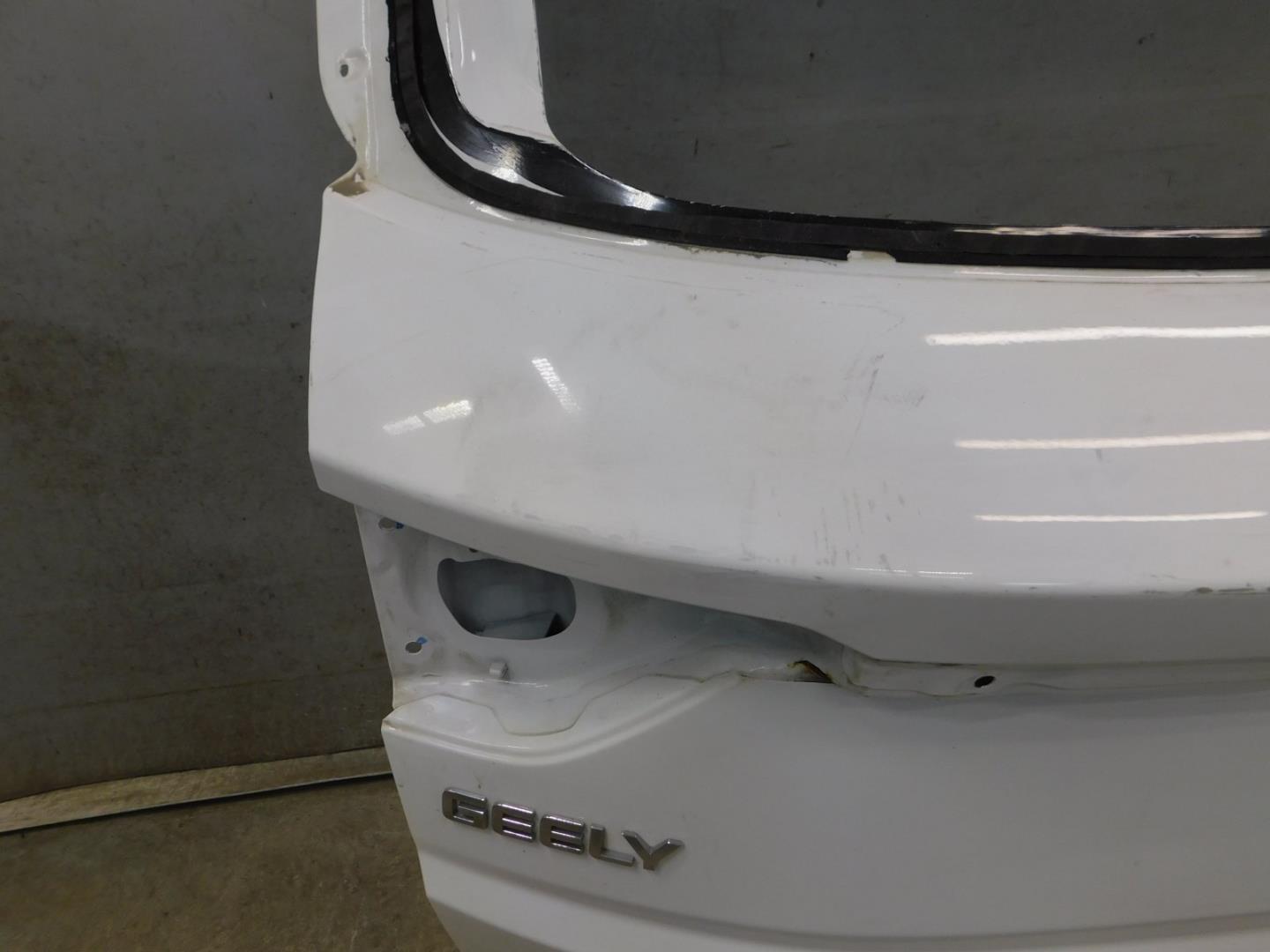 Дверь багажника