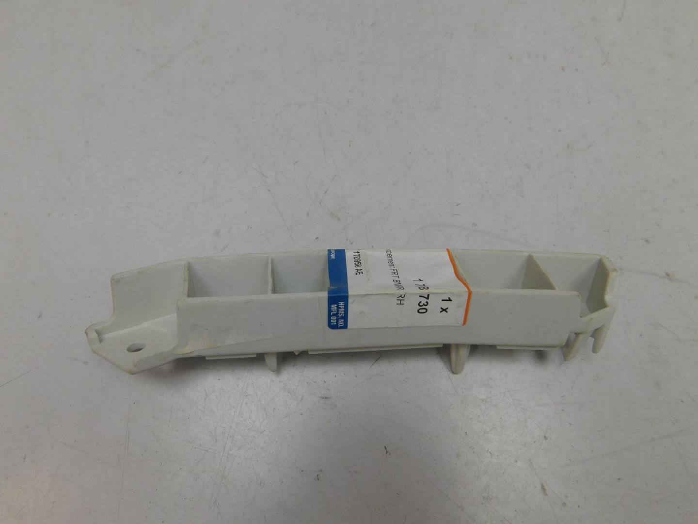 Направляющая переднего бампера