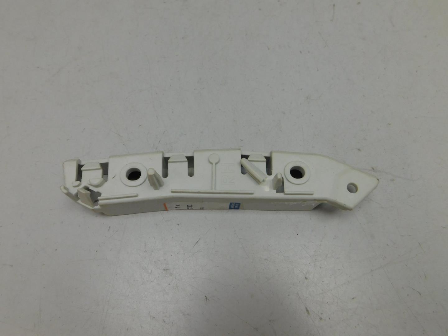 Направляющая переднего бампера