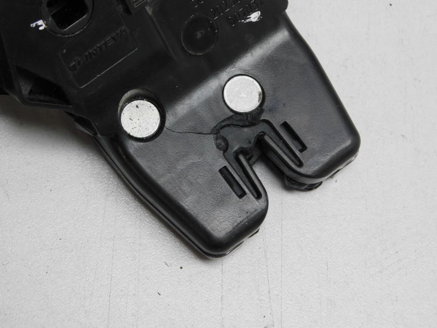 Замок багажника