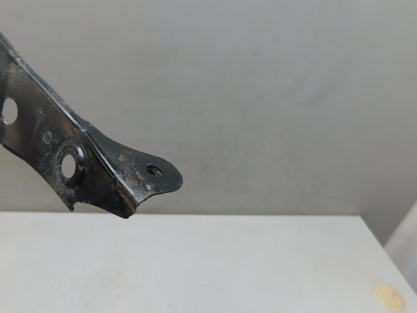 Кронштейн замка капота