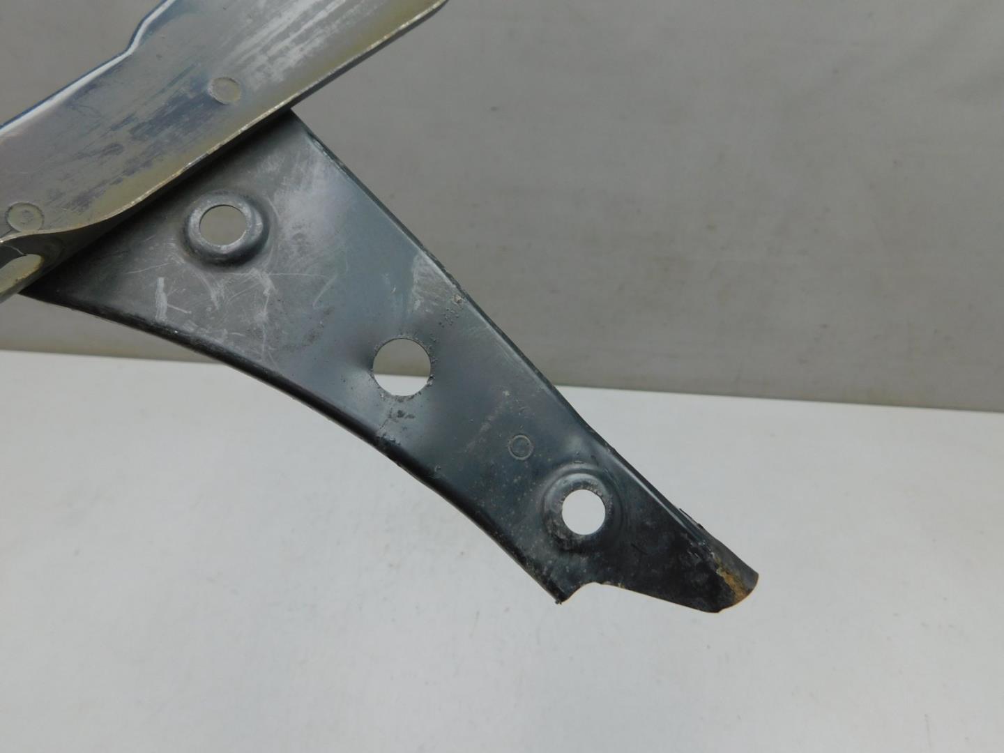 Кронштейн замка капота