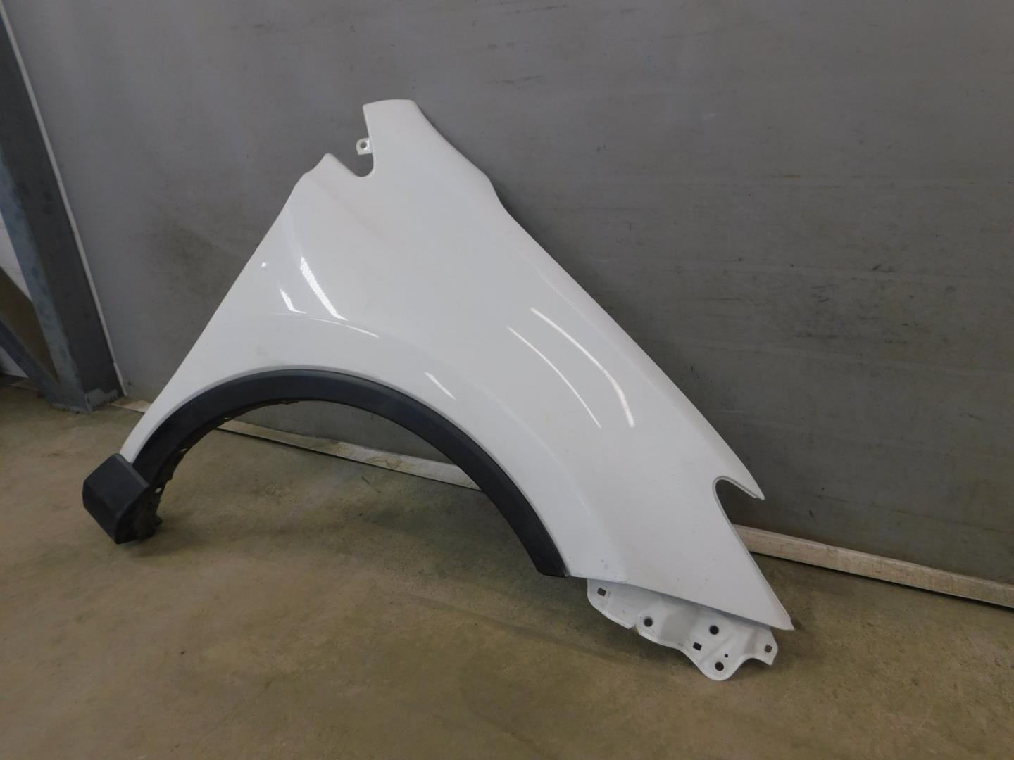 Крыло переднее правое