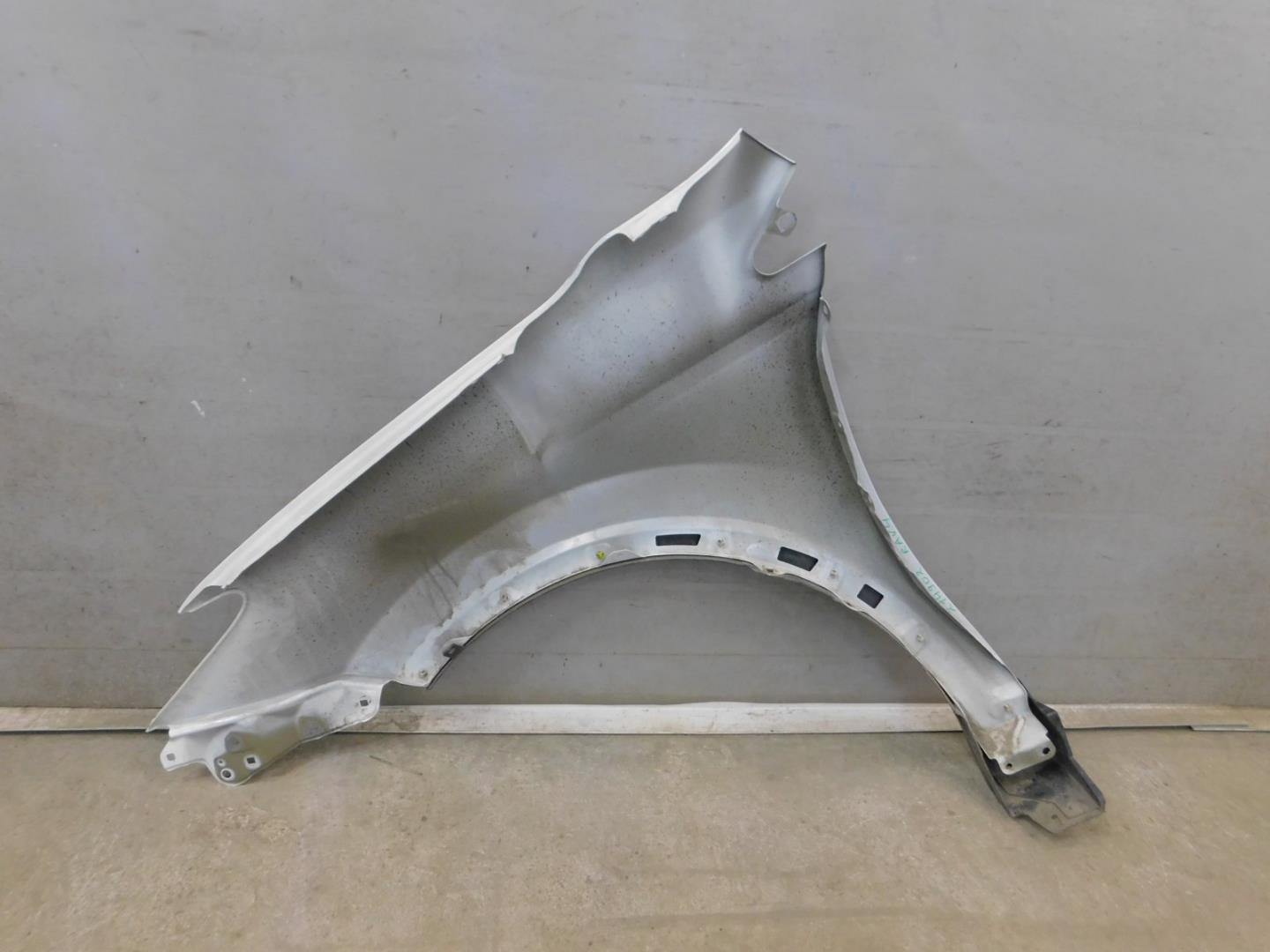 Крыло переднее правое