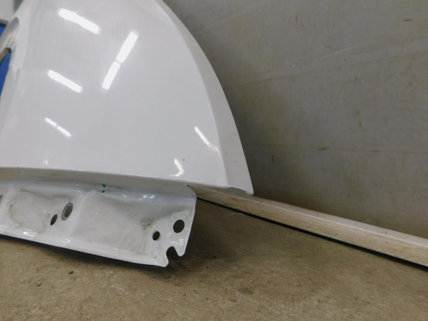 Крыло переднее правое