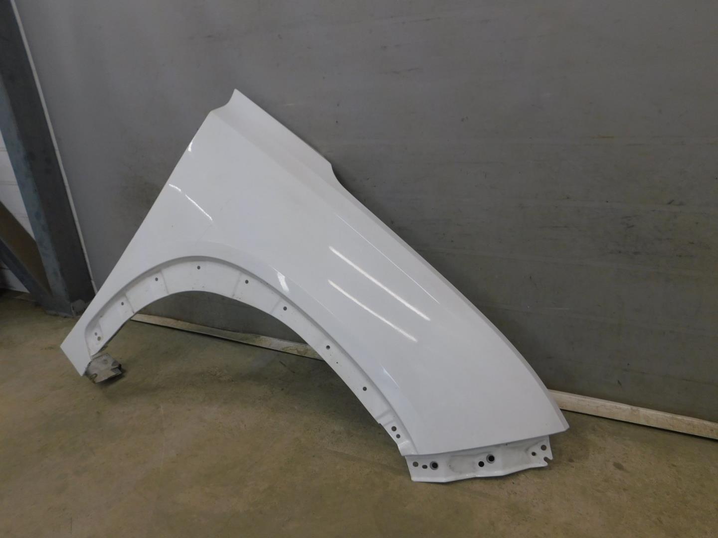 Крыло переднее правое