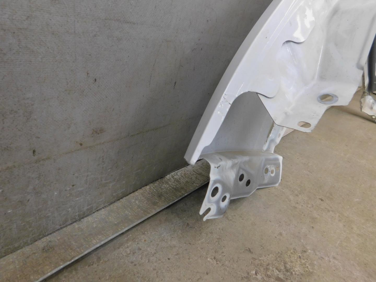 Крыло переднее правое