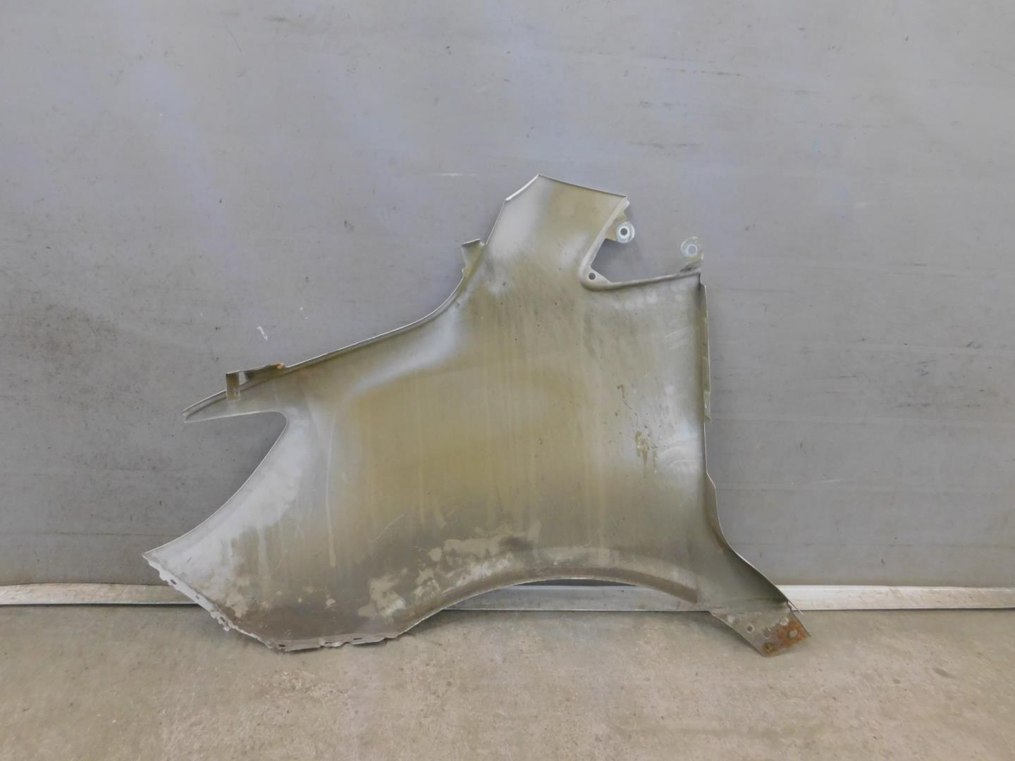 Крыло переднее правое