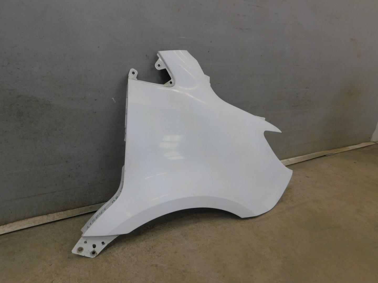 Крыло переднее правое