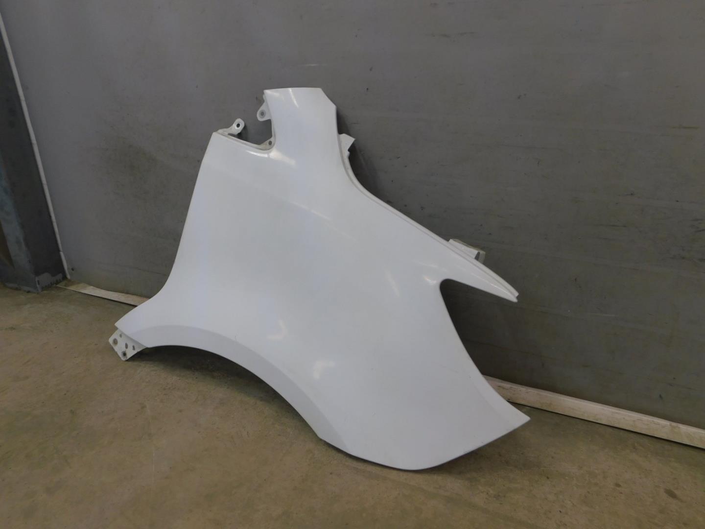 Крыло переднее правое