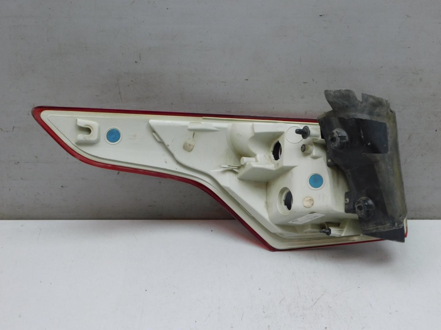 Фонарь задний наружный правый