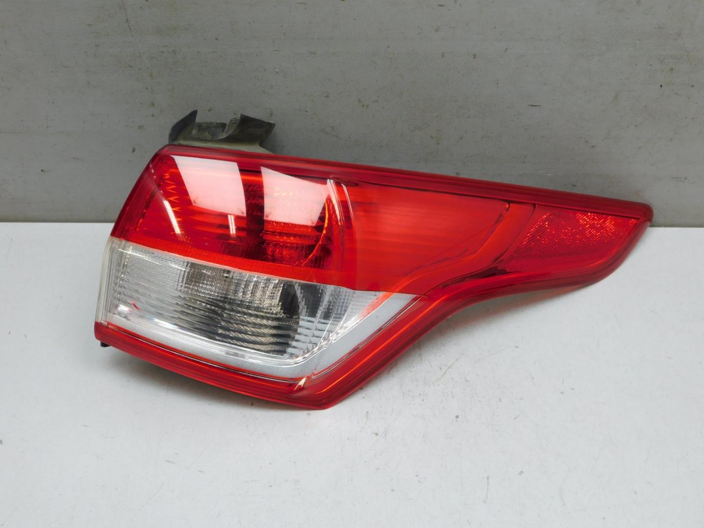 Фонарь задний наружный правый