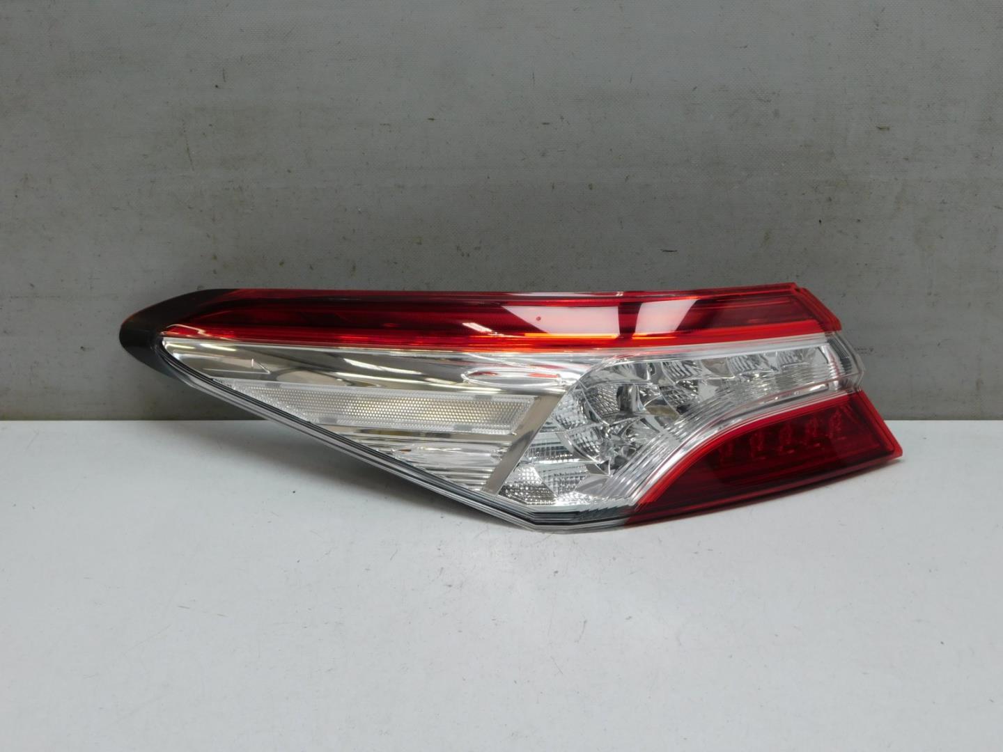 Фонарь задний наружный левый