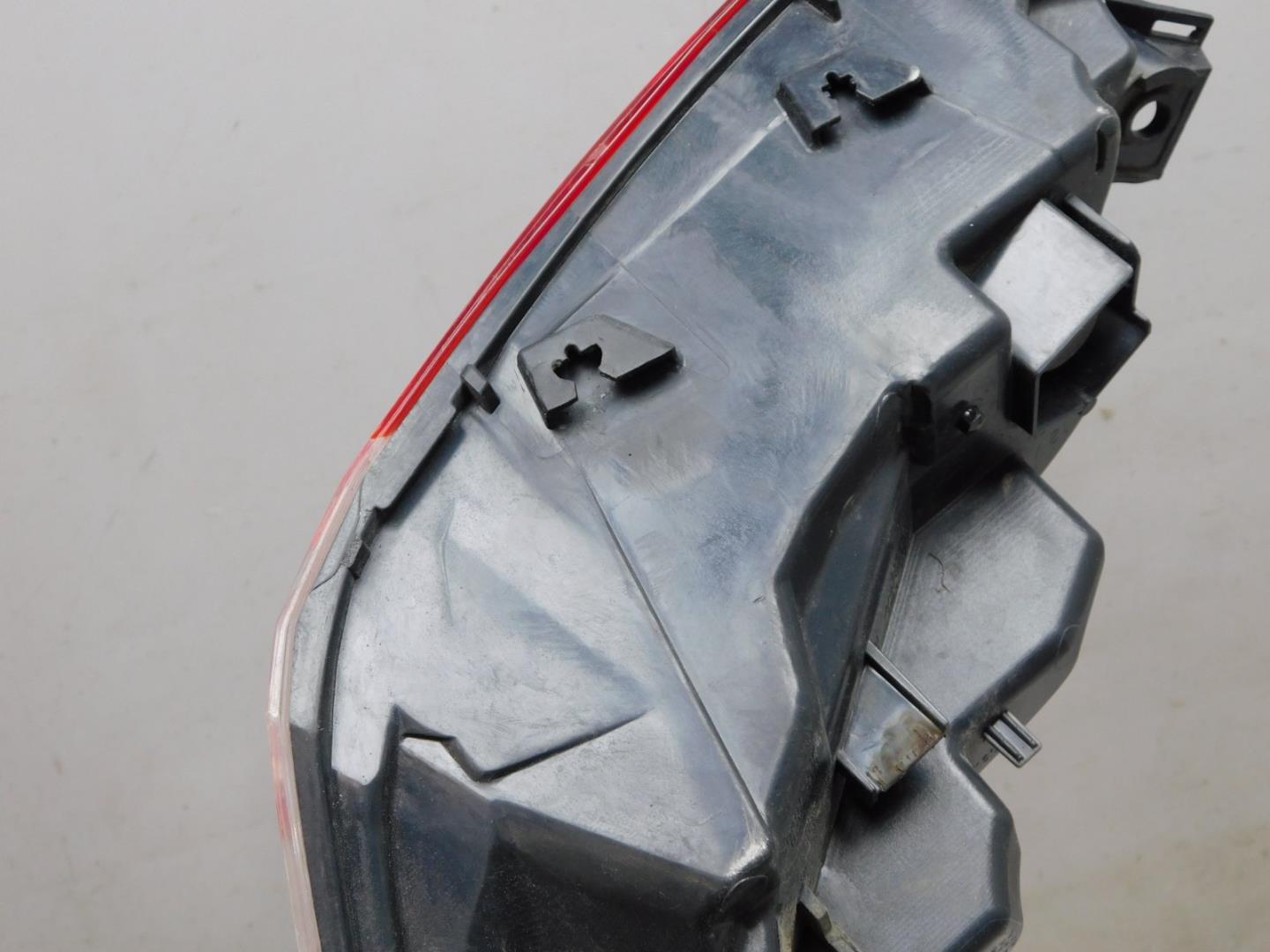 Фонарь задний наружный левый