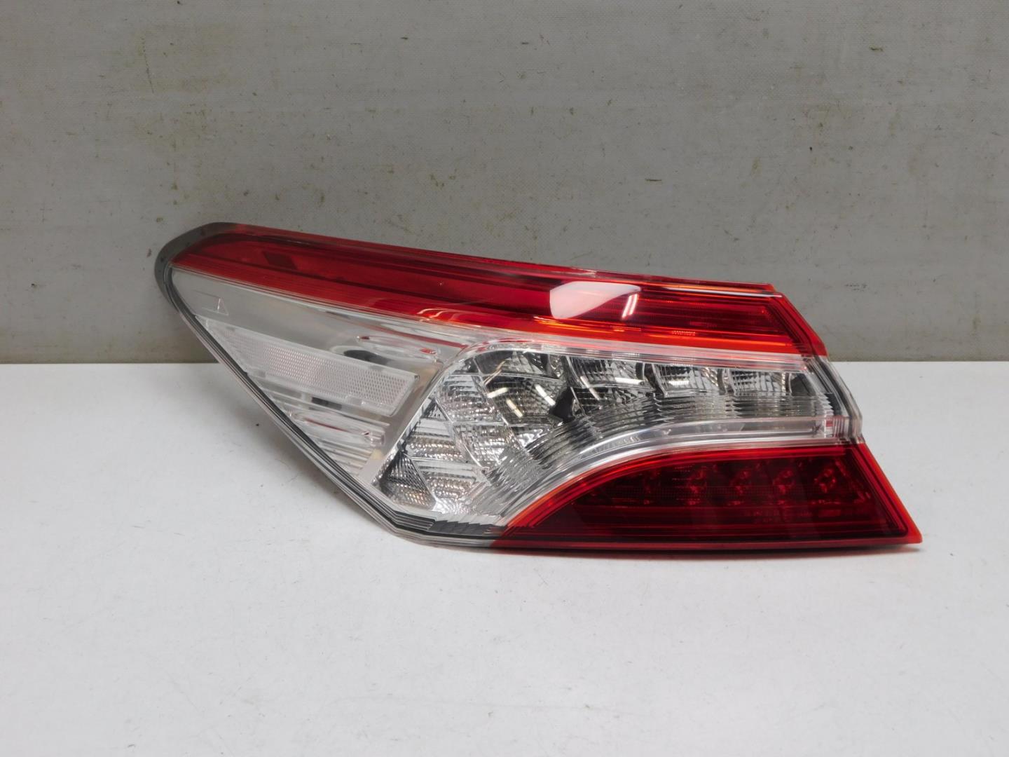 Фонарь задний наружный левый