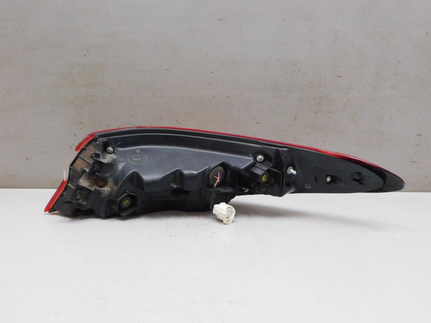 Фонарь задний наружный левый