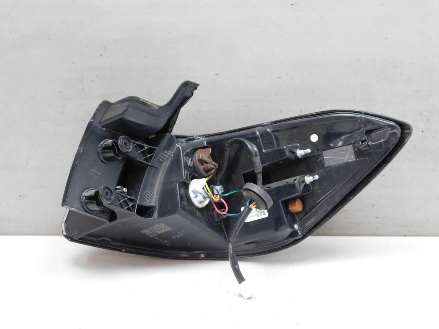 Фонарь задний наружный левый